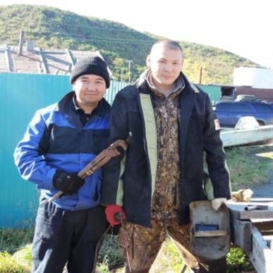 На фото: работники АО «ЮЭСК» Каменского участка Тимур Долган и Равшан Есинов (из архива редакции).